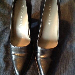 Black leather pumps with wooden chunky heel by Nine West Sz 9